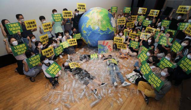 환경운동연합·녹색연합 등 375개 시민단체 회원들은 17일 오전 서울 동작구 서울여성플라자에서 일회용컵 보증금제 정상화 촉구 기자회견을 했습니다. '소비자들은 기후위기를 극복하고 친환경 사회를 만들려고 노력하고 있는데, 정부는 오히려 보증금제 시행을 연기하고 매장 내 일회용컵 사용에 대한 과태료도 유예했다'는 지적입니다. 플라스틱 컵에 뒤덮인 지구와 인간의 모습을 나타내는 퍼포먼스가 인상적입니다. 뉴스1