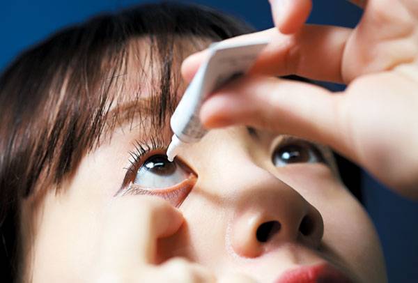 안구건조가 심하다면 인공눈물 대신 안연고를 써보는 것도 방법이다./사진=헬스조선 DB