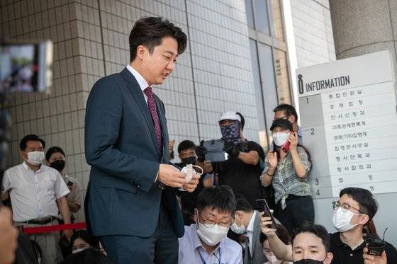 국민의힘 이준석 전 대표가 17일 서울남부지방법원에서 열린 당 비상대책위원회 효력정지 가처분 신청 사건의 심문을 마친 후 지지자들의 응원을 받으며 법원을 빠져나오고 있다. 국회사진기자단