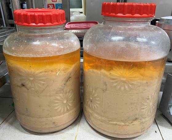 막걸리를 보충하며 64년째 맥을 이어가는 막걸리 식초. [사진 이택희]