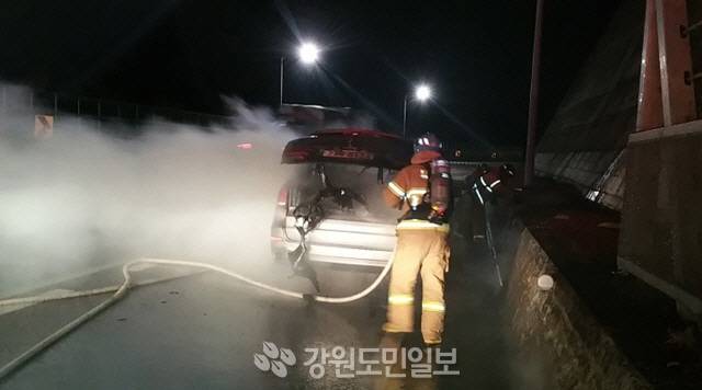 ▲ 2018년 11월 12일 오후 5시 59분쯤 정선군 사북읍 국도 38호선에서 사북방향으로 운행 중이던 BMW 차량에 화재가 발생해 119 구급대가 긴급 출동해 진화했다.[강원도민일보 자료사진]
