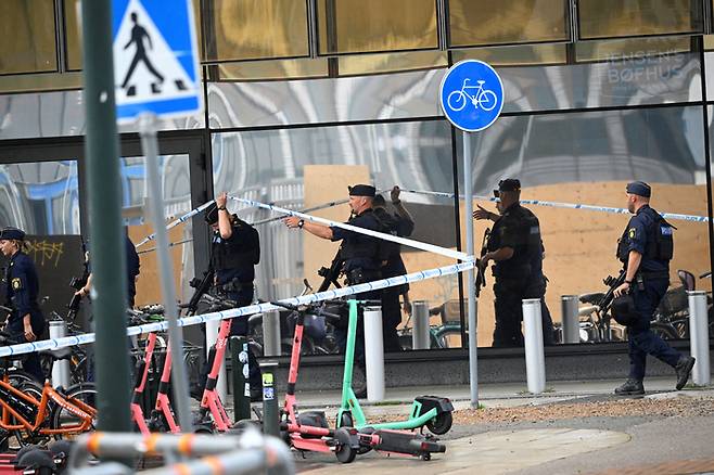 스웨덴 경찰들이 19일(현지시간) 총격 사건이 벌어진 말뫼의 엠포리아 쇼핑몰 안으로 들어가고 있다.  말뫼|로이터연합뉴스