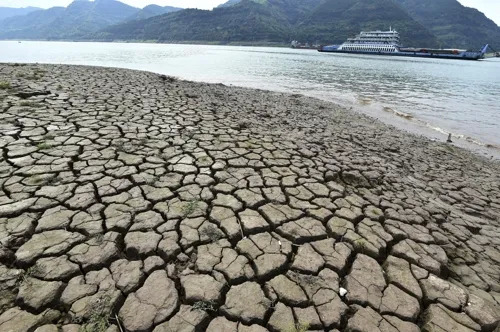 중국 남서부 충칭시의 창장(양쯔강) 바닥이 가뭄으로 메말라 있다. 차이나토픽스·AP연합뉴스