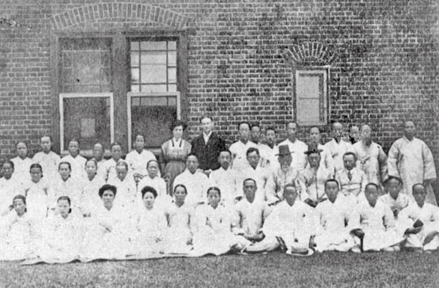 임스 게일(뒷줄 가운데 양복입은 사람) 선교사가 1900년 연동교회 담임목사로 부임한 뒤 교인들과 기념사진을 찍고 있다. 국민일보DB