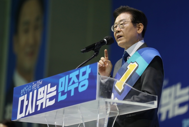 이재명 더불어민주당 당대표 후보가 14일 전북 전주화산체육관에서 열린 합동연설회에서 지지를 호소하고 있다. 연합뉴스
