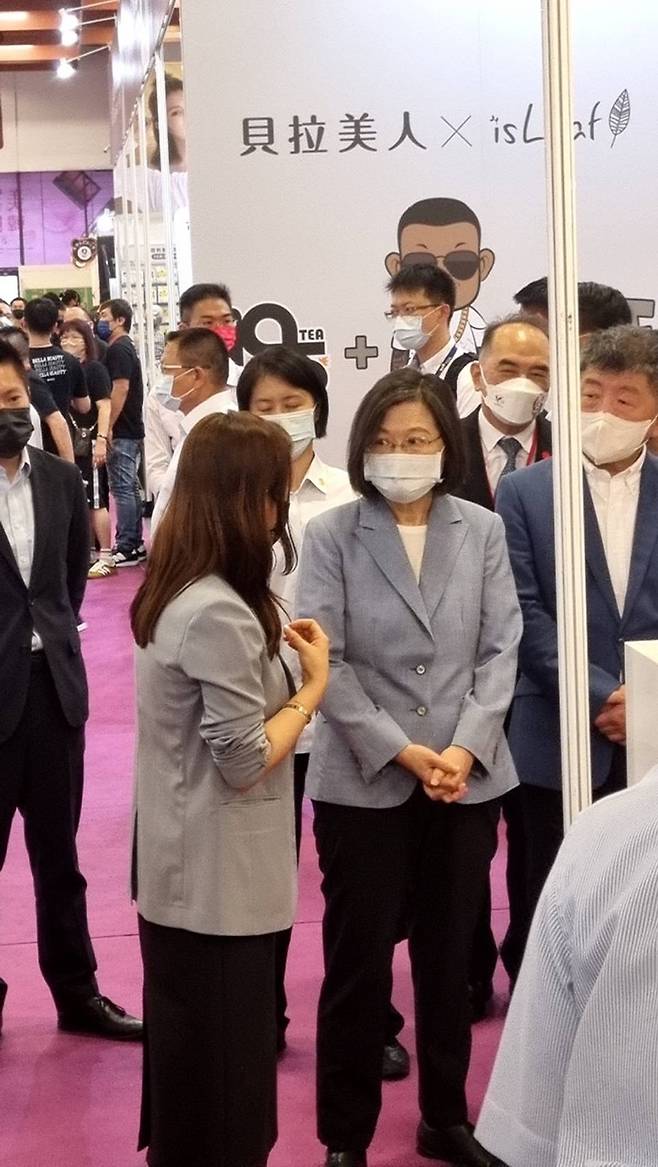 대만에서 열린 'K-뷰티 엑스포(K-Beauty Expo)'에서 차이잉원 대만 총통이 관계자의 설명을 듣고 있다. (사진=경기도 제공) *재판매 및 DB 금지
