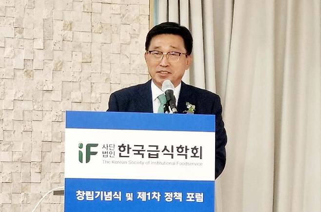 (사)한국급식학회 창립기념식 및 제1차 정책 포럼 참석 사진. 축사하는 한국농수산식품유통공사 김춘진 사장. aT 제공