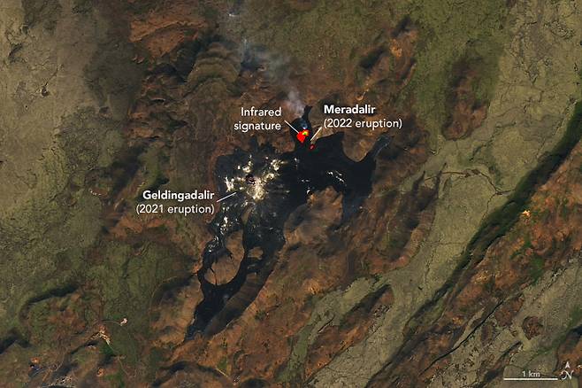 지난 16일 지구관측위성 촬영. 메라달리르 계곡에 위치한 파그라달스퍄들 화산이 붉은색 점으로 보인다. 사진=NASA