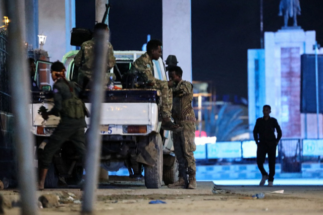 소말리아의 한 보안군이 모가디슈 하야트 호텔 근처를 순찰하고 있다. 사진 제공=AFP연합