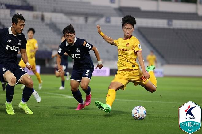 슈팅하는 광주FC의 엄지성 [한국프로축구연맹 제공. 재판매 및 DB 금지]