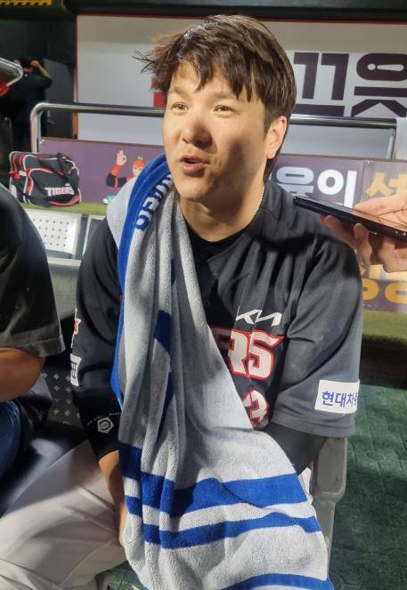 인터뷰하는 김선빈 (수원=연합뉴스) 김경윤 기자 = KIA 타이거즈의 주장 김선빈이 20일 수원케이티위즈파크에서 열린 프로야구 kt wiz와 원정경기를 마친 뒤 인터뷰하고 있다. 2022.8.20. cycle@yna.co.kr