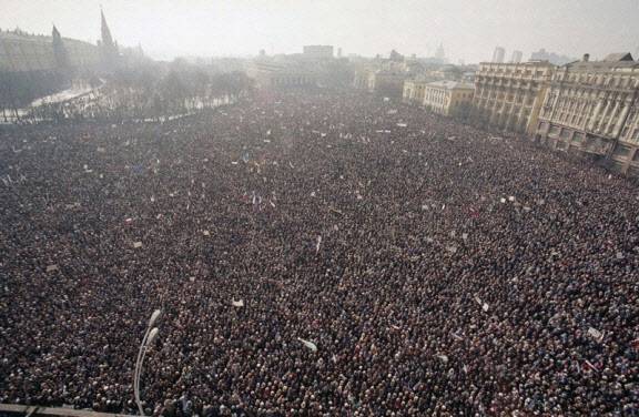 1991년 8월 쿠데타에 항의하는 소련 시위대.(사진=위키피디아)