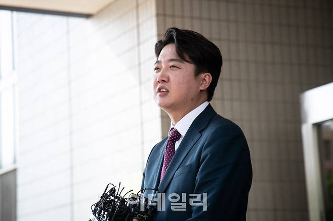 이준석 국민의힘 전 대표가 17일 오후 서울남부지법에서 당 비상대책위원회 효력을 정지해달라며 낸 가처분 신청 사건의 심문을 마친 뒤, 취재진의 질문에 답변하고 있다.(사진=국회사진취재단)