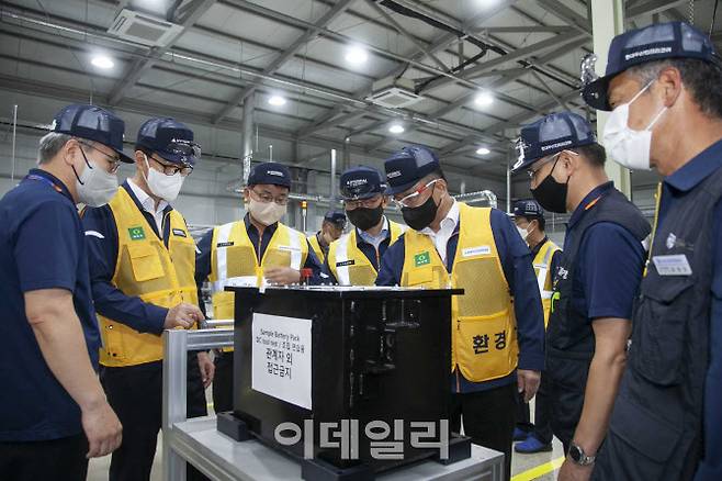 건설기계 3사 CEO와 현대건설기계, 현대두산인프라코어 노조 대표가 함께 현대두산인프라코어 인천 공장을 함께 둘러보며, 안전상태를 점검하고 있다.