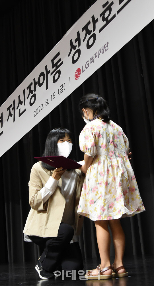 지난 19일 서울 마곡 LG사이언스파크에서 진행된 ‘저신장아동 성장호르몬제 기증식’에서 구연경 LG복지재단 대표이사(왼쪽)가 어린이에게 기증서를 전달하고 있다. (사진=LG)