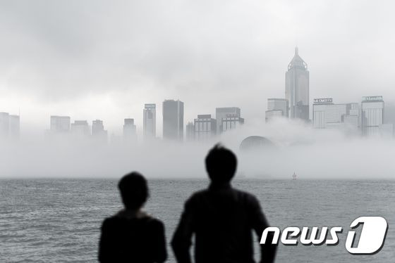 홍콩에서 고층 건물들이 안개에 가려져 있다. ⓒ AFP=뉴스1 ⓒ News1 최종일 기자