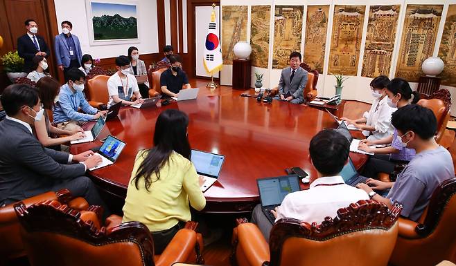 김진표 국회의장이 21일 오후 서울 여의도 국회 의장집무실에서 기자간담회를 하고 있다. /사진공동취재단