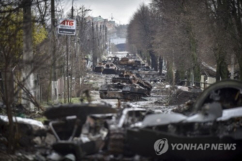 러시아군 탱크·장갑차 널브러진 키이우 북부 도시. <EPA=연합뉴스>