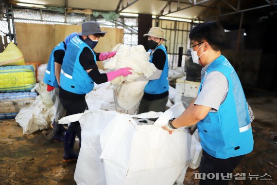 안산도시공사 19일 반월동 의류 원단창고 수해 복구 지원. 사진제공=안산도시공사