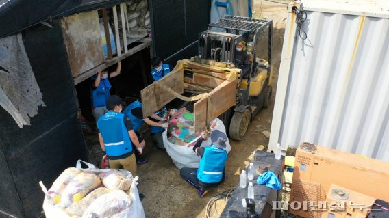 안산도시공사 19일 반월동 의류 원단창고 수해 복구 지원. 사진제공=안산도시공사