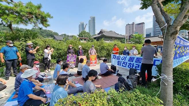 21일 서울 강남구 봉은사 앞에서 불교계 시민단체들이 봉은사 승려들의 집단폭행 규탄 시민집회를 열고 있다. 조계종 민주노조 제공