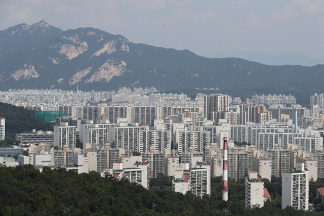 21일 오후 서울 강북구 북서울꿈의숲 전망대에서 바라본 강북지역 아파트단지 모습. 뉴시스