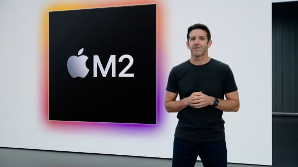 애플의 하드웨어 엔지니어링 수석 부사장인 존 터너스가 2022년 6월 미국 캘리포니아주 쿠퍼티노 애플 파크에서 열린 애플 월드와이드 개발자 컨퍼런스(WWDC22) 기조연설에서 M2를 소개하고 있다. [사진=애플]