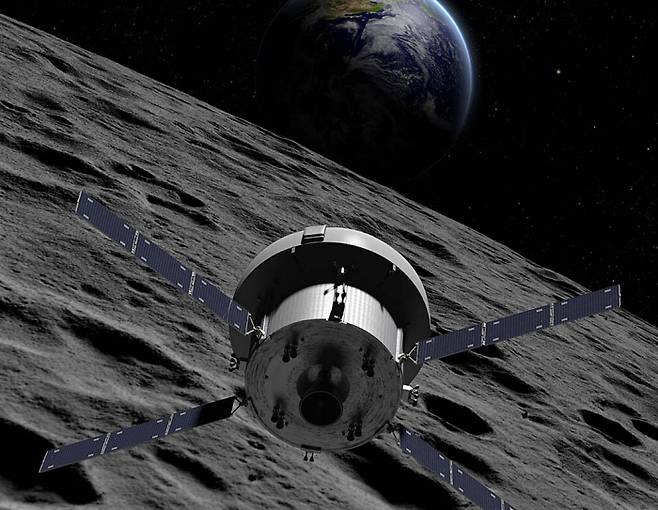 아르테미스 1호의 일부로 발사된 ‘오리온 우주선’이 달 궤도를 도는 상상도. 향후 발사될 아르테미스 2호는 사람을 태우고 달 주위 궤도를 돌 예정이고, 3호는 사람을 태운 채 달에 착륙도 할 계획이다. 미국항공우주국(NASA) 제공