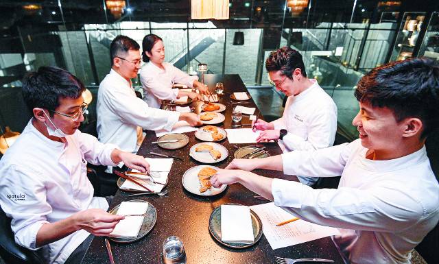 국민컨슈머리포트 평가단이 지난 16일 서울 강남구 스패출러 바이 해비치에서 ‘등심돈가스’ 제품을 살피며 평가하고 있다. 왼쪽부터 정훈 김병학 박소연 셰프, 박민우 총괄셰프, 이윤성 셰프. 이한결 기자