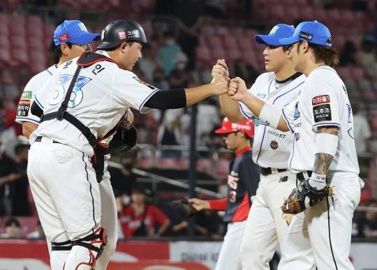 21일 수원 홈경기에서 KIA를 누르고 3위 키움에 반게임차로 다가선 kt 선수들이 승리를 자축하고 있다.[연합뉴스 제공]