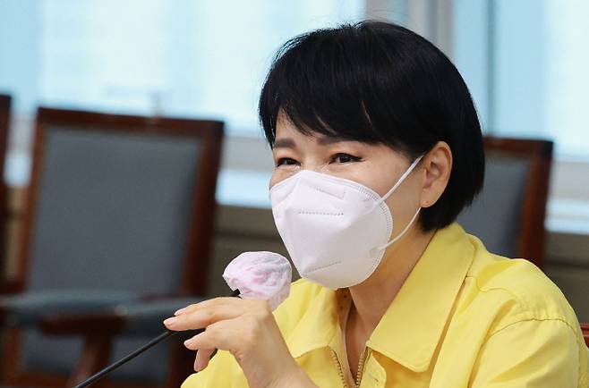 전현희 국민권익위원장이 19일 오후 서울 가락몰 업무동에서 열린 가락시장 유통업 등 종사자 현장 고충 청취 간담회에서 발언하고 있다 [사진 출처 = 연합뉴스]