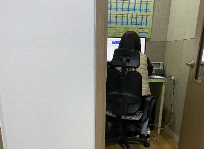 'SOS 생명의전화'로 걸려온 전화를 받고 있는 상담원./사진=남형도 기자