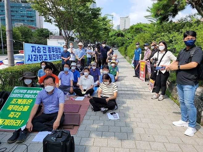 [서울=뉴시스]21일 서울 강남구 봉은사 앞에서 봉은사 승려의 폭행 규탄 시민집회가 진행되고 있다. (사진=조계종 민주노조 제공) 2022.08.21. photo@newsis.com *재판매 및 DB 금지