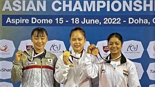 지난 6월 아시아선수권대회 당시 여자 도마에서 금메달을 목에 건 여서정(가운데) (사진=아시아체조연맹 홈페이지 캡처, 연합뉴스)
