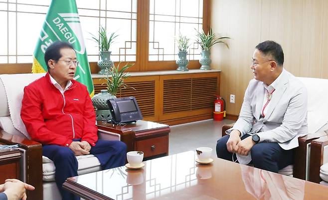 대구시-칠곡군, 군부대 이전 협력 논의 홍준표 대구시장(왼쪽)과 김재욱 칠곡군수가 19일 대구시청 산격동청사에서 만나 군부대 이전을 주제로 논의했다. [칠곡군 제공. 재판매 및 DB 금지]