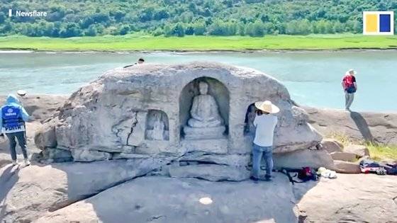 양쯔강 바닥서 드러난 600년전 불상 [SCMP 캡처]