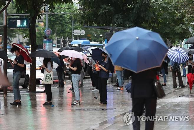 우산 쓰고 퇴근 [연합뉴스 자료사진]