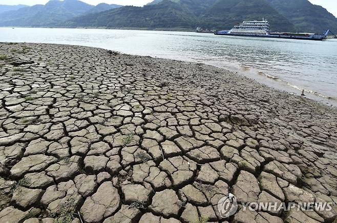 (AP=연합뉴스) 지난 16일 가뭄으로 드러난 양쯔강 바닥. 2022.8.21.