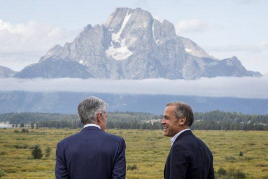 잭슨홀 미팅 휴식시간 중 대화하는 파월(왼쪽)