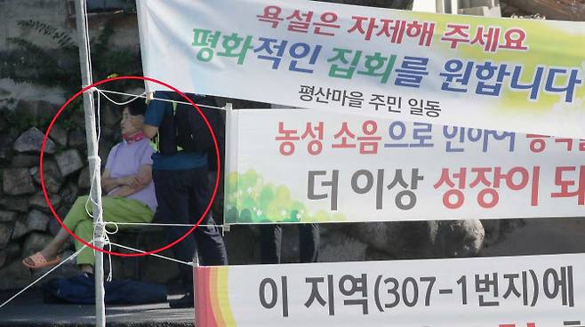 사저 밖으로 나와 시위를 지켜보는 김정숙 여사 (사진=뉴스1)