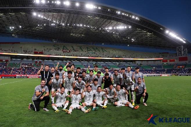 아시아축구연맹(AFC) 챔피언스리그 4강 티켓을 차지한 전북 현대 선수들이 기념촬영을 하고 있다. 사진=프로축구연맹