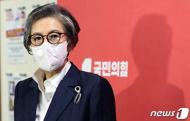 이양희 국민의힘 중앙윤리위원장이 22일 서울 여의도 국회 국민의힘 대회의실에서 열린 김성원 국민의힘 의원의 징계 여부를 논의할 당 중앙윤리위원회에 앞서 언론 보도와 관련된 입장을 밝히고 있다. (공동취재) 2022.8.22/뉴스1 ⓒ News1 허경 기자