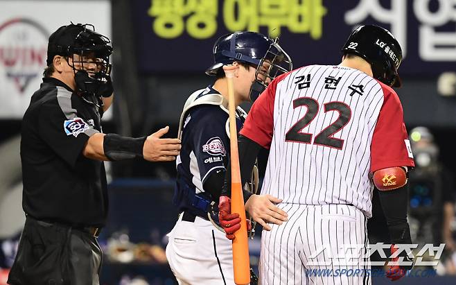 8회말 선두타자로 나선 LG 김현수가 타임콜 후에 공을 던지자 주심에게 어필하고 있다.