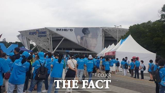 Singer Lim Young-woongs national tour Concert ended the three-month long journey after the performance of the Seoul Olympic Gymnastics Stadium on the 14th.Lim Young-woong started 21 stages in Changwon, Gwangju, Daejeon, Incheon, Daegu and Seoul starting from Gyeonggi Province on May 6th.In the midst of Corona, I have a perfect beauty without a single squeaking.I am proud that I have a strong fan base. The ages at the theater have been the youngest from 8 to 102 years old.The original Concert is led by fans of a certain age. It is not easy for all ages, both young and old, to sympathize with the same excitement in the same space.Lim Young-woongs first solo Concert has already been proved by the record as the total number of 21 sold out all seats tells.The opening of the pre-ticket purchase for three days in Seoul was a surprise to the performance industry. Lim Young-woong posted up to 810,000 simultaneous access and 153 waiting hours on the Internet purchase window.Lim Young-woong himself confessed that he had heard a rumor of a super-secondAt the last performance, there were also Koreans living in Europe, including Japan and Hong Kong, from Southeast to Australia and Germany.Overseas fans bought tickets through acquaintances or children and returned home only with a desire for intuition.Domestic fans also say that they are willing to run anywhere in the world if they can get tickets to see Lim Young-woongs stage directly.Lim Young-woong has established himself as a singer who plays all genres such as hip-hop trot ballad dance at this solo Concert.Many of the fans in their 20s and 30s are fascinated by the dazzling dance and dance that surpasses idols, and they are curious about their parents and become fans themselves.So fans no longer want Lim Young-woong to be called a trot singer.