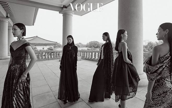 패션잡지 보그코리아가 22일 공개한 '청와대 그리고 패션!' 화보 중 한 장. 촬영에 참여한 모델들이 청와대 영빈관 2층 발코니에서 포즈를 취하고 있다. /보그코리아