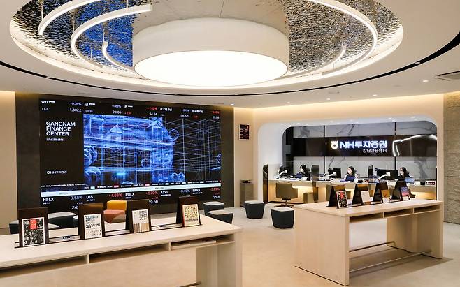 NH투자증권이 고객 니즈에 맞는 미래형 점포인 강남금융센터를 지난 16일 오픈했다. /NH투자증권