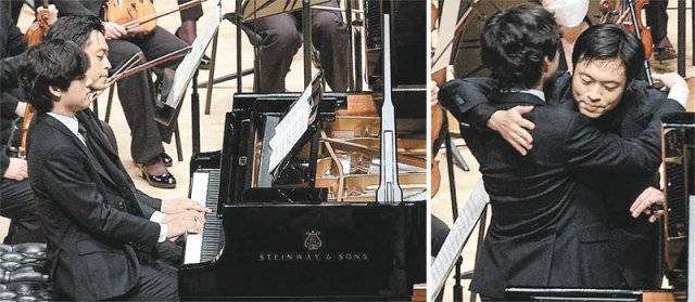 서울 송파구 롯데콘서트홀에서 20일 열린 ‘KBS 교향악단의 멘델스존 교향곡 4번’ 콘서트에서 앙코르 요청이 이어지자 임윤찬(왼쪽
 사진 왼쪽)과 김선욱이 피아노 앞에 나란히 앉아 앙코르곡을 연주했다. 오른쪽 사진은 임윤찬이 멘델스존 피아노 협주곡 1번을 
협연한 뒤 지휘자 김선욱과 포옹하는 모습. 롯데콘서트홀 제공