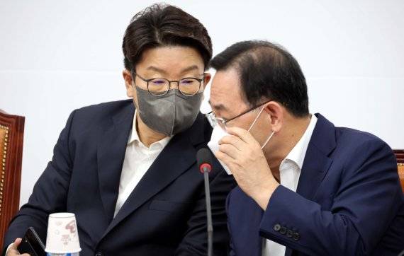 (서울=뉴스1) 유승관 기자 = 주호영 국민의힘 비상대책위원장(오른쪽)과 권성동 원내대표가 22일 서울 여의도 국회에서 열린 비상대책위원회의에서 이야기를 나누고 있다. (공동취재) 2022.8.22/뉴스1 /사진=뉴스1화상