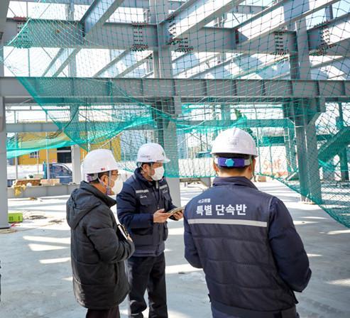 한국산업안전보건공단 직원들이 공사 현장을 점검하고 있다. 사진은 기사 내용과 직접적인 관계 없음.