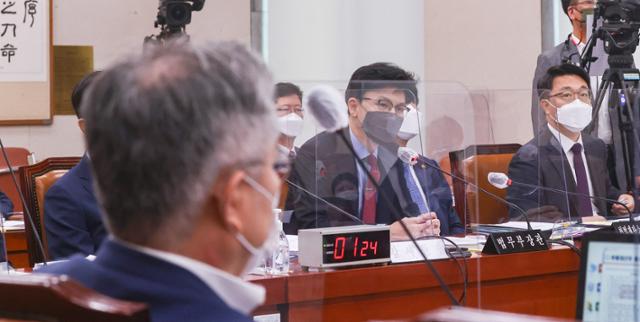 한동훈 법무부 장관이 22일 서울 영등포구 국회에서 열린 법제사법위원회 전체회의에서 의원 질의에 답변하고 있다. 뉴스1